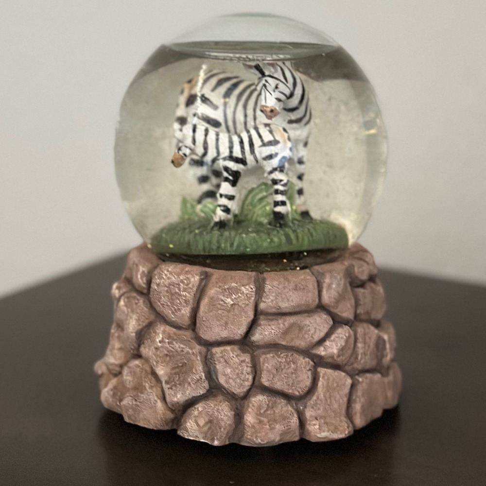 Musical Mama Baby Zebra Family Snow‎ Globe Water Plays "BORN FREE" Wind Up